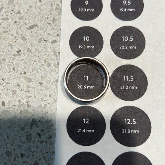 Great looking 8mm stainless steel ring - Picture 4 of 5